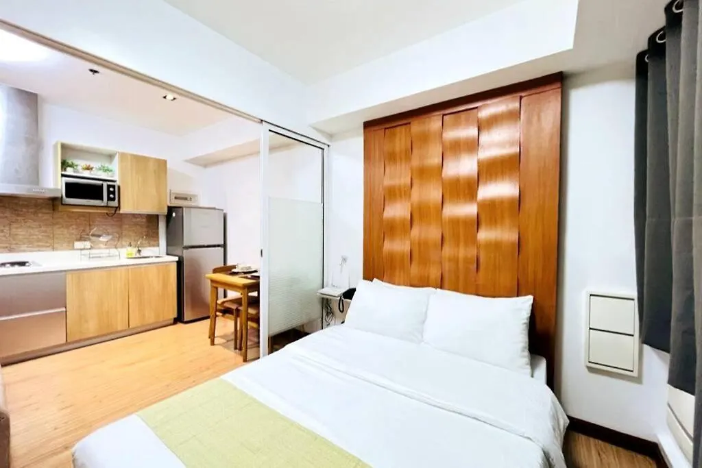 Simple Wooden Style Condo Unit Μανίλα