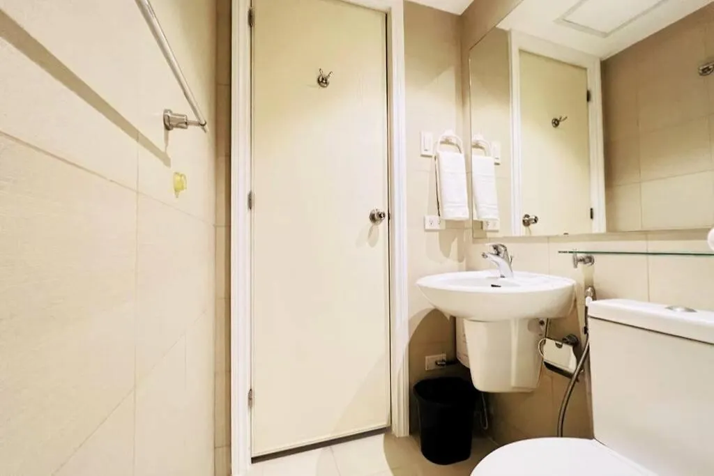 Simple Wooden Style Condo Unit Μανίλα