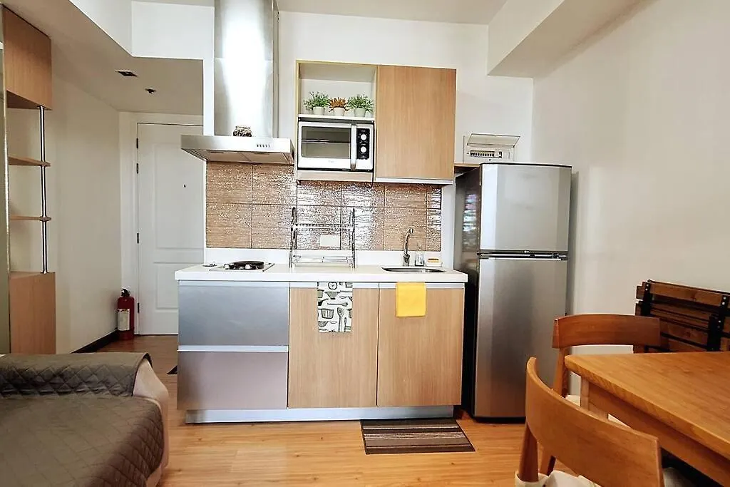 Simple Wooden Style Condo Unit Манила Апартаменты